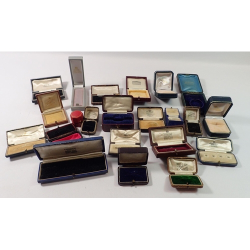 524 - A box of antique and vintage jewellery boxes