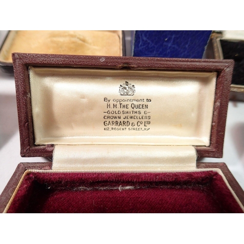 524 - A box of antique and vintage jewellery boxes