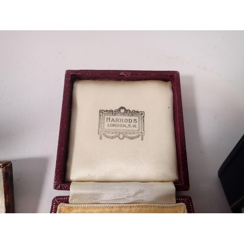 524 - A box of antique and vintage jewellery boxes