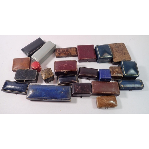 524 - A box of antique and vintage jewellery boxes