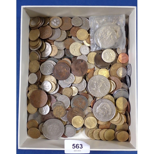 563 - A miscellaneous selection of British and world coinage mostly 20th century to include: Eire, France,... 