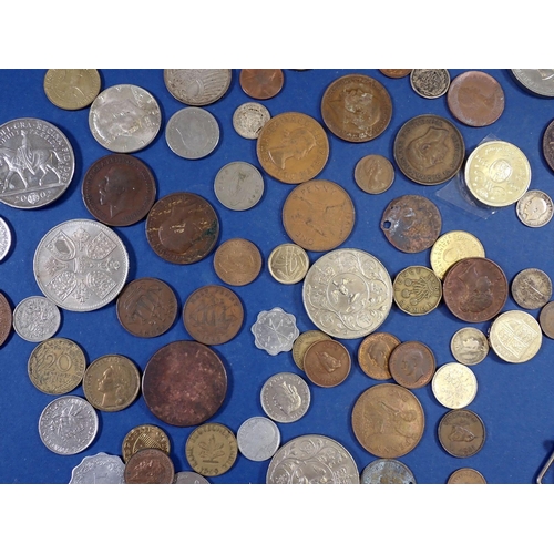 573 - A miscellaneous lot of British and world coins to include British pre-decimal and commemorative coin... 