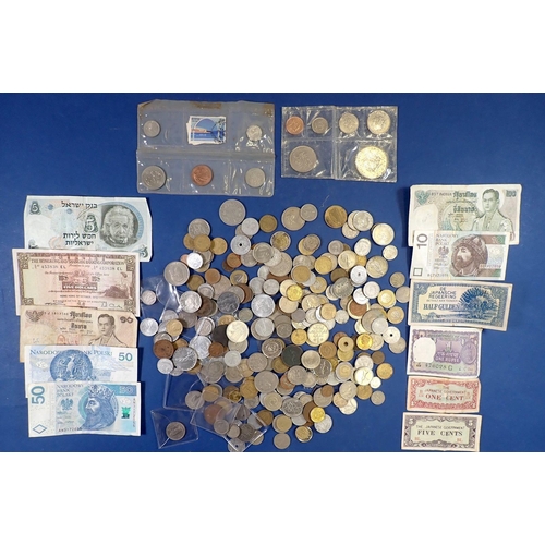 578 - A group of 20th & 21st century world coins with a bundle of banknotes, Australia, Eire, Japan, Spain... 