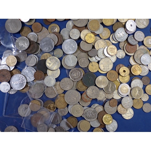 578 - A group of 20th & 21st century world coins with a bundle of banknotes, Australia, Eire, Japan, Spain... 