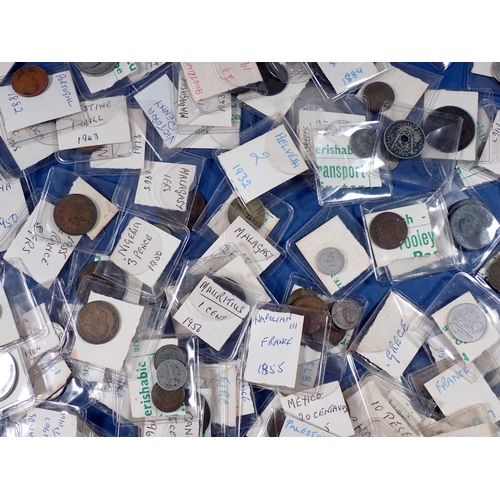 584 - A group of 19th & 20th century world coins including Canada, France, Italy, South Africa, Spain, USA... 