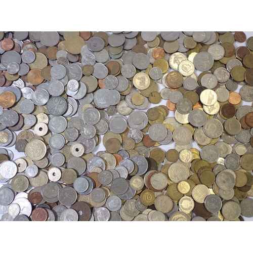 627 - A collection of mostly 20th century world coins including Australia, Belgium, France, Hong Kong, Ire... 