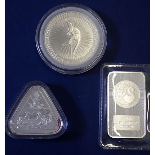 630 - An Elizabeth II 1oz silver Australian one dollar coin featuring kangaroo in capsule, a 1oz silver Au... 