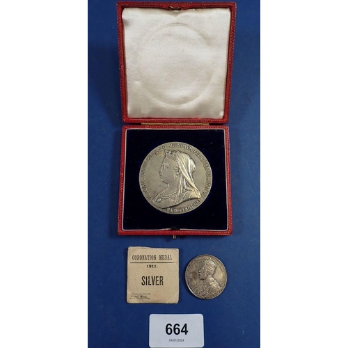 664 - A Queen Victoria Diamond Jubilee medal in silver 1837-1897 in fitted case, 84 grams, 5.5cm diameter ... 