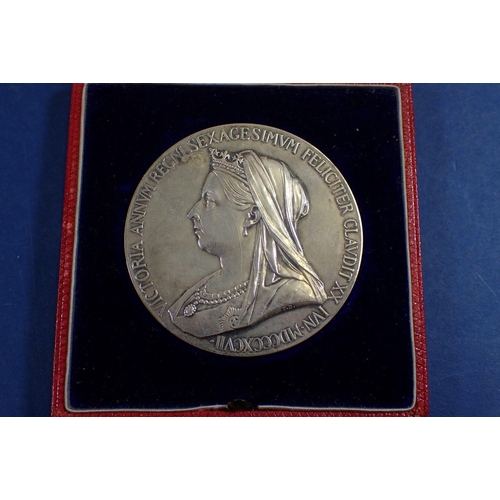 664 - A Queen Victoria Diamond Jubilee medal in silver 1837-1897 in fitted case, 84 grams, 5.5cm diameter ... 