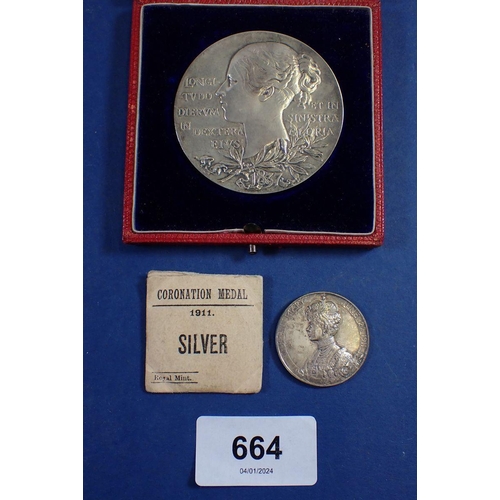 664 - A Queen Victoria Diamond Jubilee medal in silver 1837-1897 in fitted case, 84 grams, 5.5cm diameter ... 