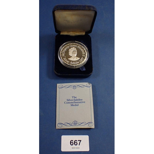 667 - An Elizabeth II Silver Jubilee 1977 silver medal by John Pinches, 37.5g, 44mm diameter, cased in ori... 