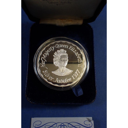 667 - An Elizabeth II Silver Jubilee 1977 silver medal by John Pinches, 37.5g, 44mm diameter, cased in ori... 