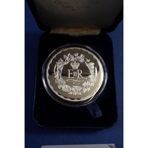 667 - An Elizabeth II Silver Jubilee 1977 silver medal by John Pinches, 37.5g, 44mm diameter, cased in ori... 