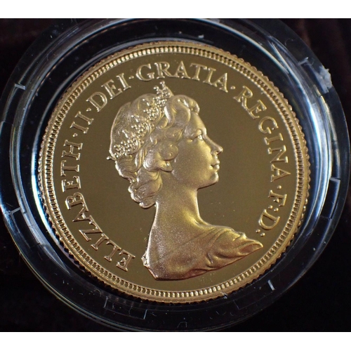 704 - An Elizabeth II 1981 gold proof sovereign, leather case, Cond: Unc