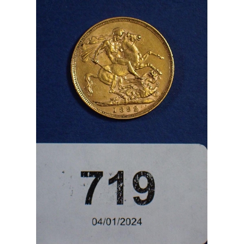 719 - Gold sovereign: Victoria Jubilee bust 1892, horse with longer tail Cond: VF