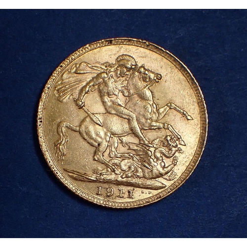 733 - A George V gold sovereign 1911 Cond: VF