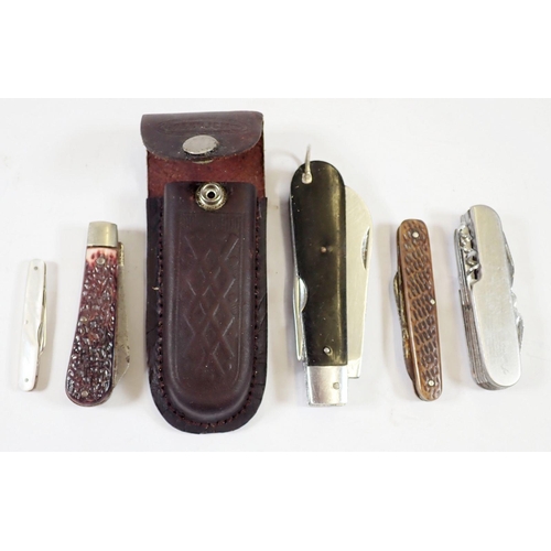 995 - A group of five vintage penknives and belt holder