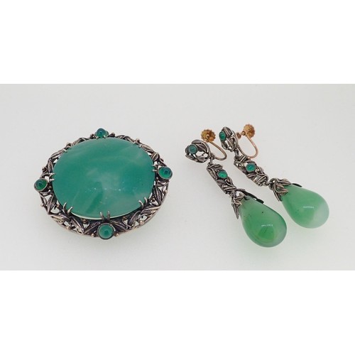 445 - An Arts & Crafts Dorrie Nossiter brooch and pendant earrings set chrysoprase, the earrings 5.2cm dro... 