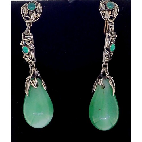 445 - An Arts & Crafts Dorrie Nossiter brooch and pendant earrings set chrysoprase, the earrings 5.2cm dro... 