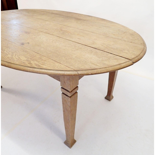 1053 - An oak Edwardian oval dining table on square tapered supports, 150 x 105cm