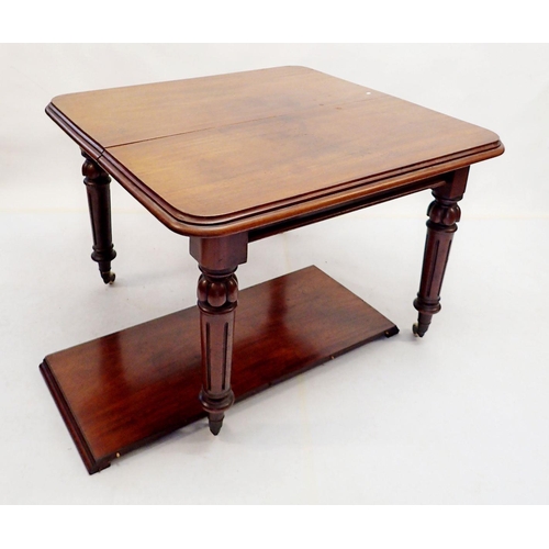 1058 - A Victorian mahogany small dining table on turned supports with interleaf, 106 x 140cm total size wi... 