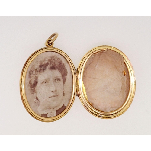 289 - A Victorian 18 carat gold oval locket, 17g, 3.7 x 3cm