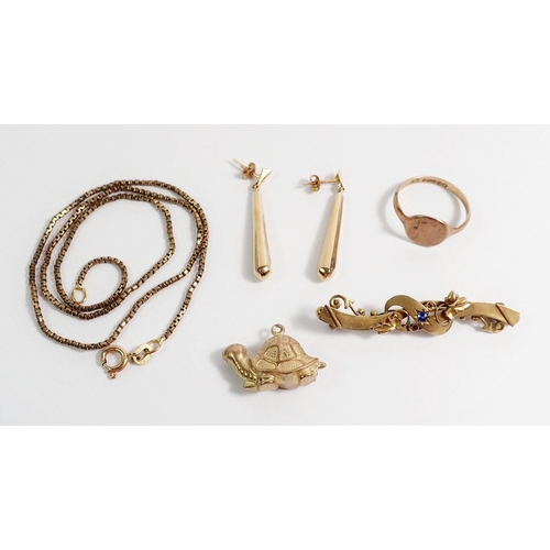 306 - A group of 9 carat gold jewellery to include signet ring, pair of drop earrings, tortoise charm, Vic... 