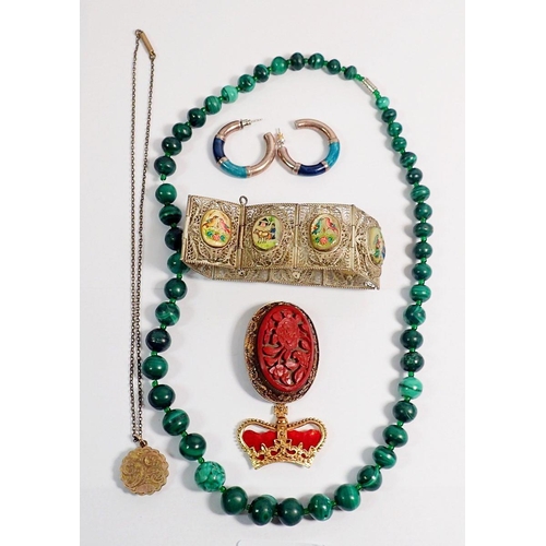 325 - A collection of antique and vintage jewellery to include a silver cinnabar brooch, malachite necklac... 