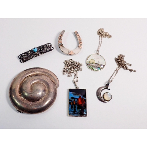 328 - A selection of antique and later silver items to include a heart bar brooch, butterfly wing necklace... 