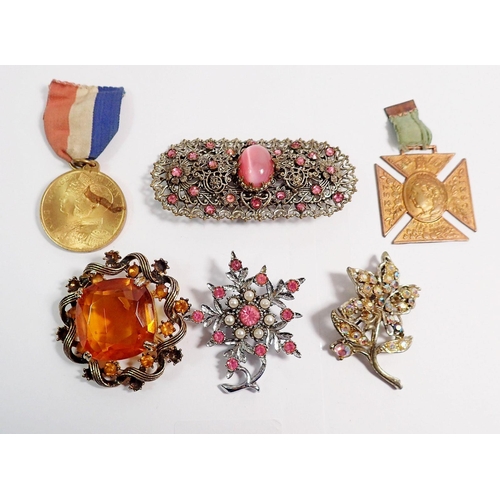 356 - Four vintage brooches and two commemorative medals