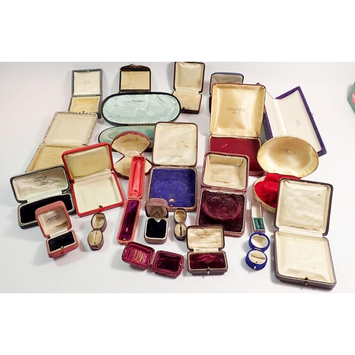 368 - A collection of antique and vintage jewellery boxes to include ring boxes, bar brooch box etc.