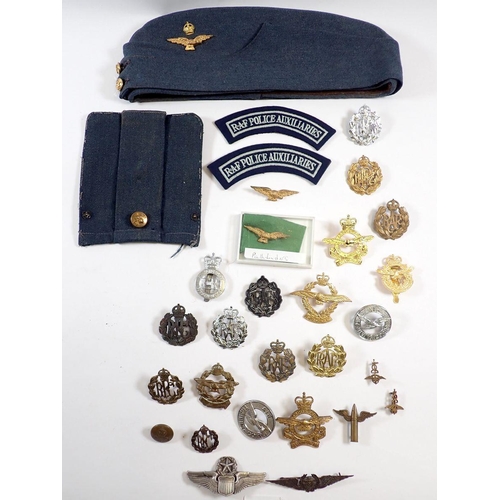 450 - An interesting collection of Royal Air Force and Royal Flying Corps insignia, cap/collar badges, som... 