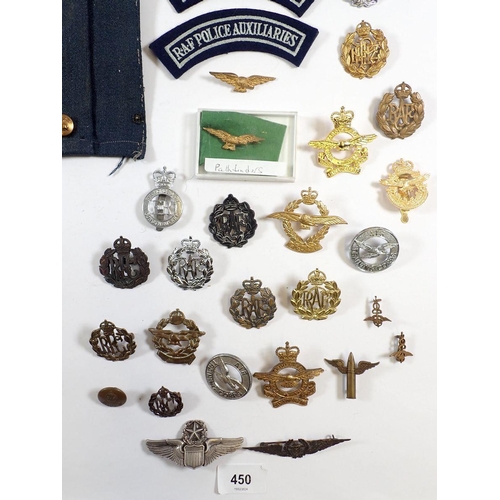 450 - An interesting collection of Royal Air Force and Royal Flying Corps insignia, cap/collar badges, som... 