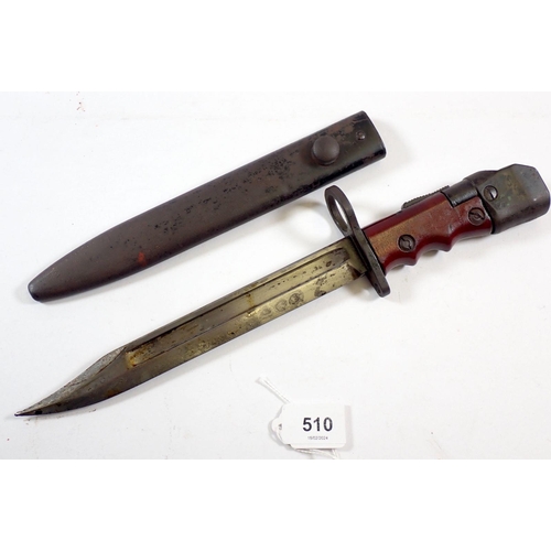 510 - A British Army land services bayonet No.7 MK1/L 1948 with brown paxolin grip in steel scabbard, blad... 