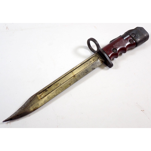 510 - A British Army land services bayonet No.7 MK1/L 1948 with brown paxolin grip in steel scabbard, blad... 