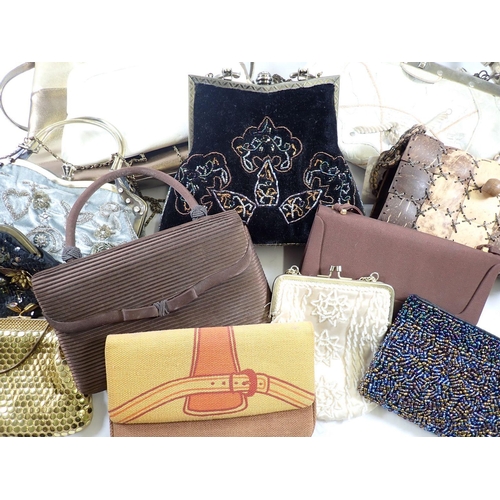 549 - A collection of vintage handbags