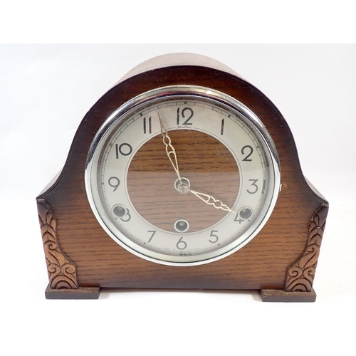 662 - An oak chiming mantel clock, 25.5cm wide