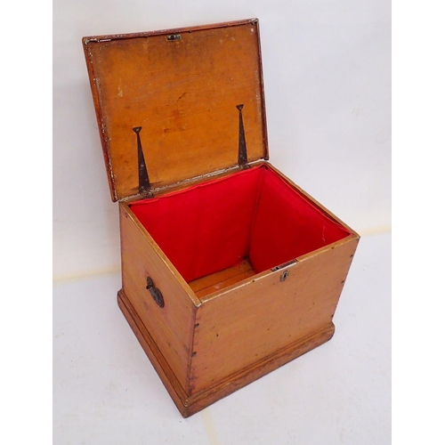 826 - A 19th century pine rise top box, 38 x 49 x 40cm