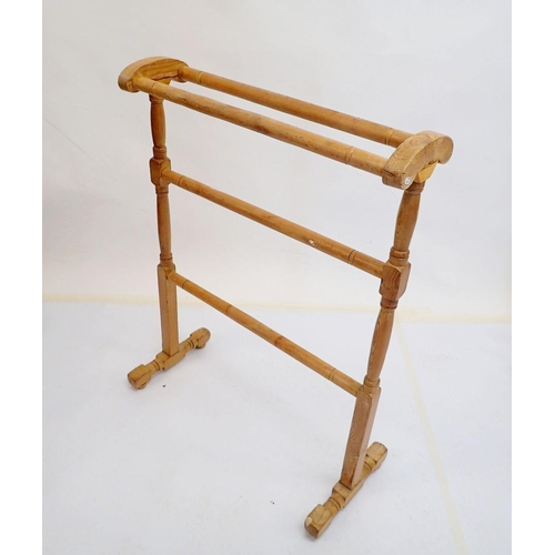 832 - An Edwardian pine towel rail