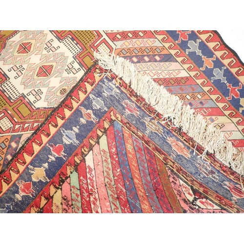 1006 - A Turkish decorative kelim rug with geometric decoration, 200 x 123cm