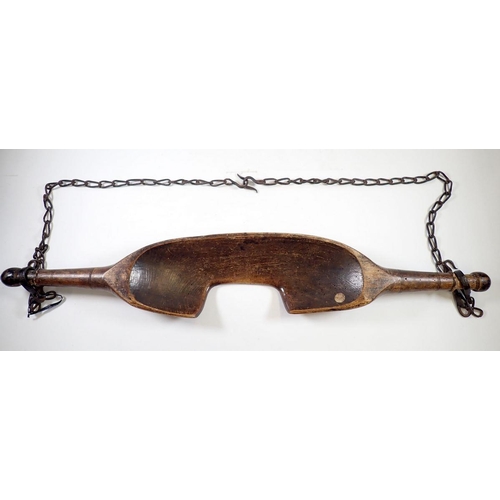 1015 - An antique dairy yoke, 92cm