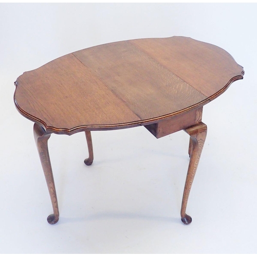 1038 - An early 20th century oak small dropleaf occasional table, 90 x 61cm