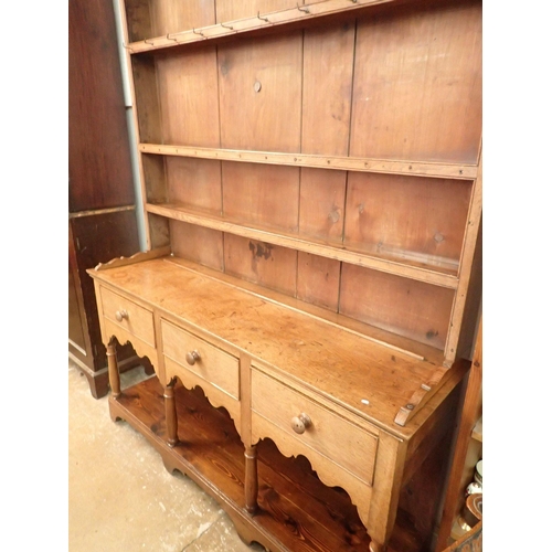 1336 - A 19th century oak and pine Welsh dresser with three tier back over three drawers, shaped apron and ... 