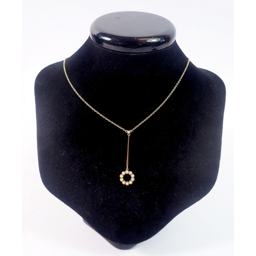 453 - A 9 carat gold pearl set pendant and chain, 2.8g, 4cm drop