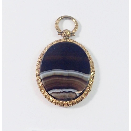 460 - A Victorian gold plated engraved oval pendant set agate, 3.7 x 3.1cm