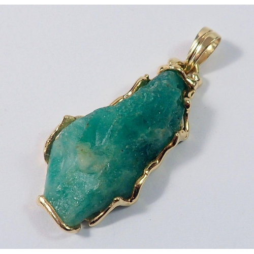 461 - A gold mounted uncut Columbian emerald 56.5k, 8.9g of gold, 6cm total length