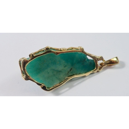 461 - A gold mounted uncut Columbian emerald 56.5k, 8.9g of gold, 6cm total length