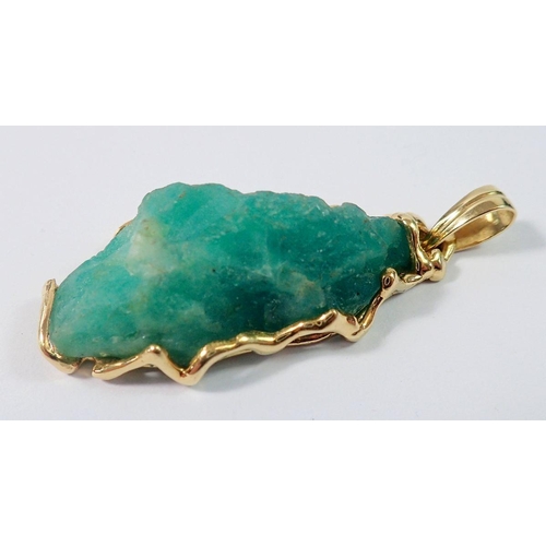 461 - A gold mounted uncut Columbian emerald 56.5k, 8.9g of gold, 6cm total length