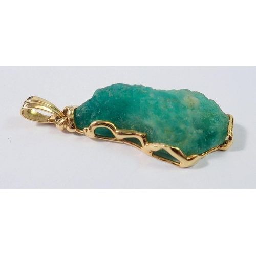 461 - A gold mounted uncut Columbian emerald 56.5k, 8.9g of gold, 6cm total length