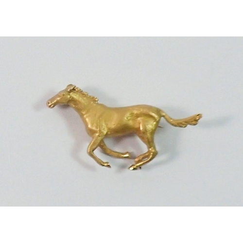 463 - A 9 carat gold brooch in the from of a galloping horse, 8.9g, 3.7cm wide